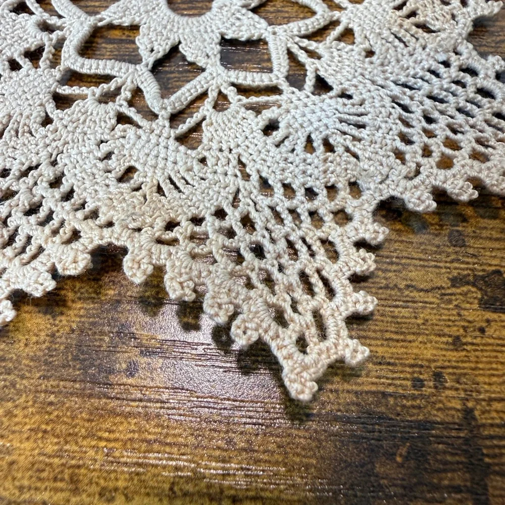2 VTG Hand Crocheted Lace Doilies Cream Starburst‎ Floral 4-5